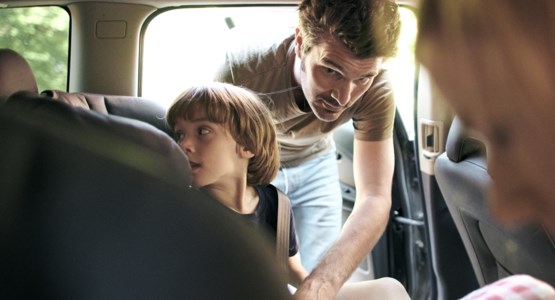 Pappa bältar barn i bilen