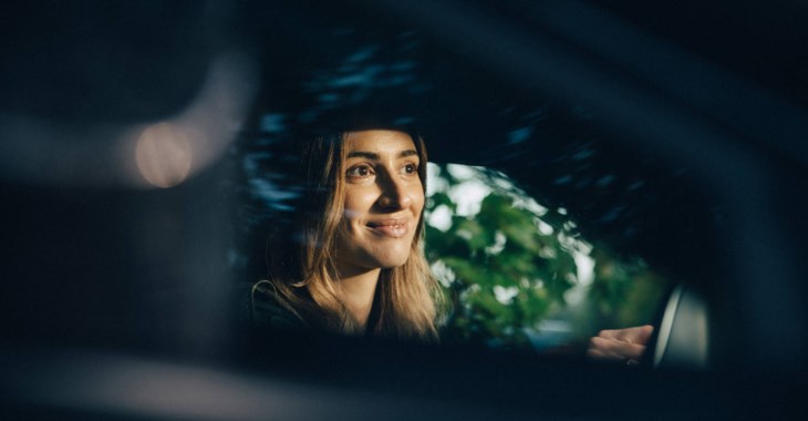 Helförsäkring - kvinna som kör bil.