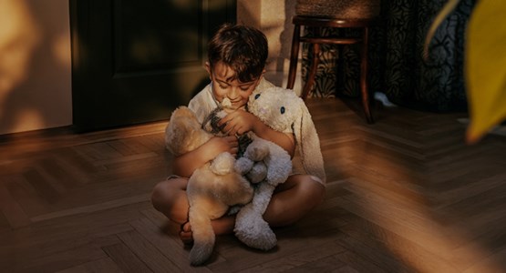 En lite pojke samlar alla sina gosedjur