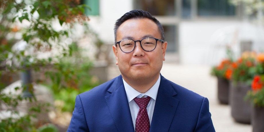 Stefan, sparekonom, ler mot kameran i utomhusmiljö.