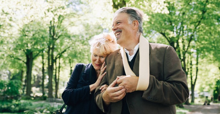 Äldre par på promenad.