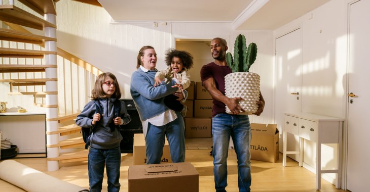 Familj med flyttlådor.