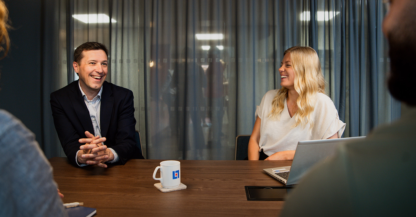 Foto av Evelina i möte med kollegor på kontoret i Karlstad.