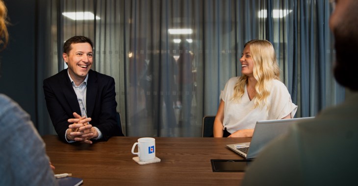 Två medarbetare  i möte på Länsförsäkringar Värmlands kontor i Karlstad.