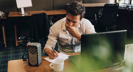 Företagare som gör bokslut.