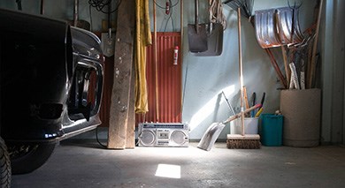 foto på insidan av ett garage.