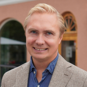 Team runt kunden - Eric.jpg