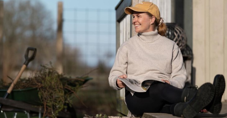 Kvinna fixar i trädgården inför sin höstresa.