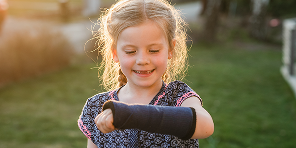 Barn med arm i gips.