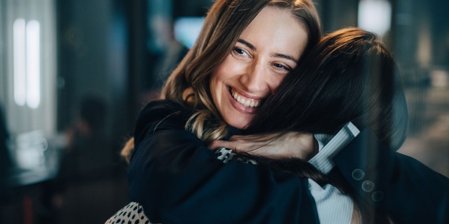 Glada vänner kramas