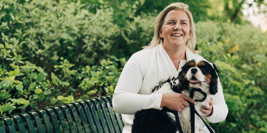 Dam med hund i knät