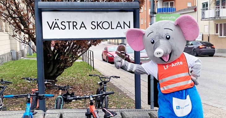 LF-Ante står vid Västra skolans skylt i Nyköping.
