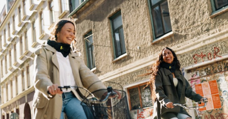Två glada tjejer cyklar
