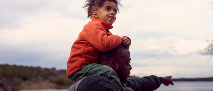 Far och son i naturen