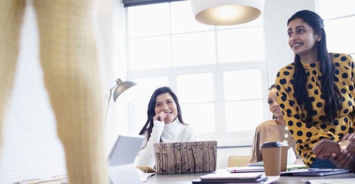 Personer sitter i möte