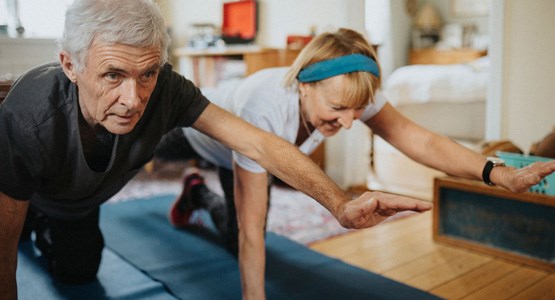 Par som använder barnens gamla rum till yoga.