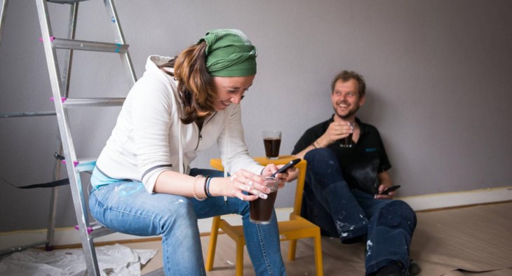 Ett par tar en kaffepaus i renoveringen.