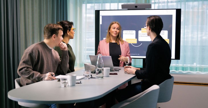 Fotografi av en egenföretagare med företagsförsäkring.