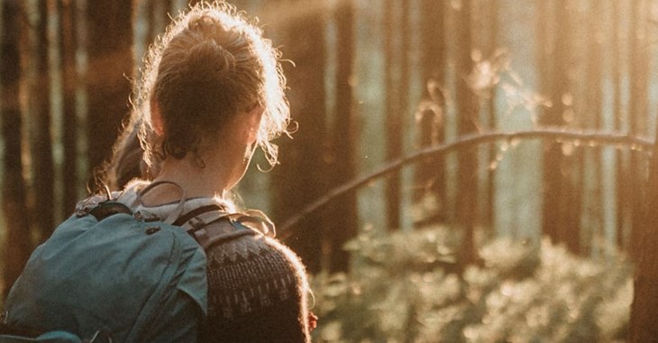 Människa vandrar i skog