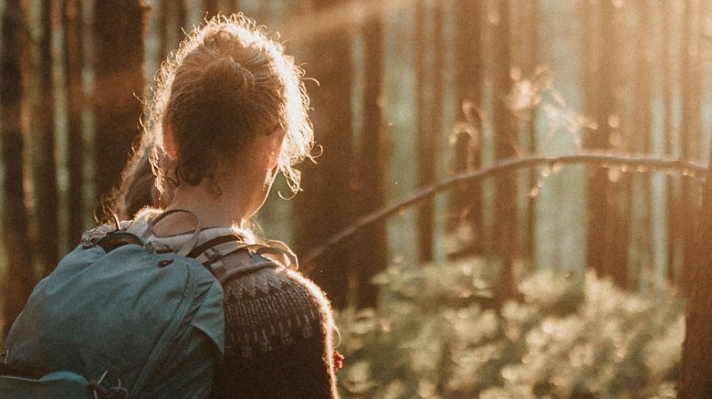 Kvinna på vandringsled