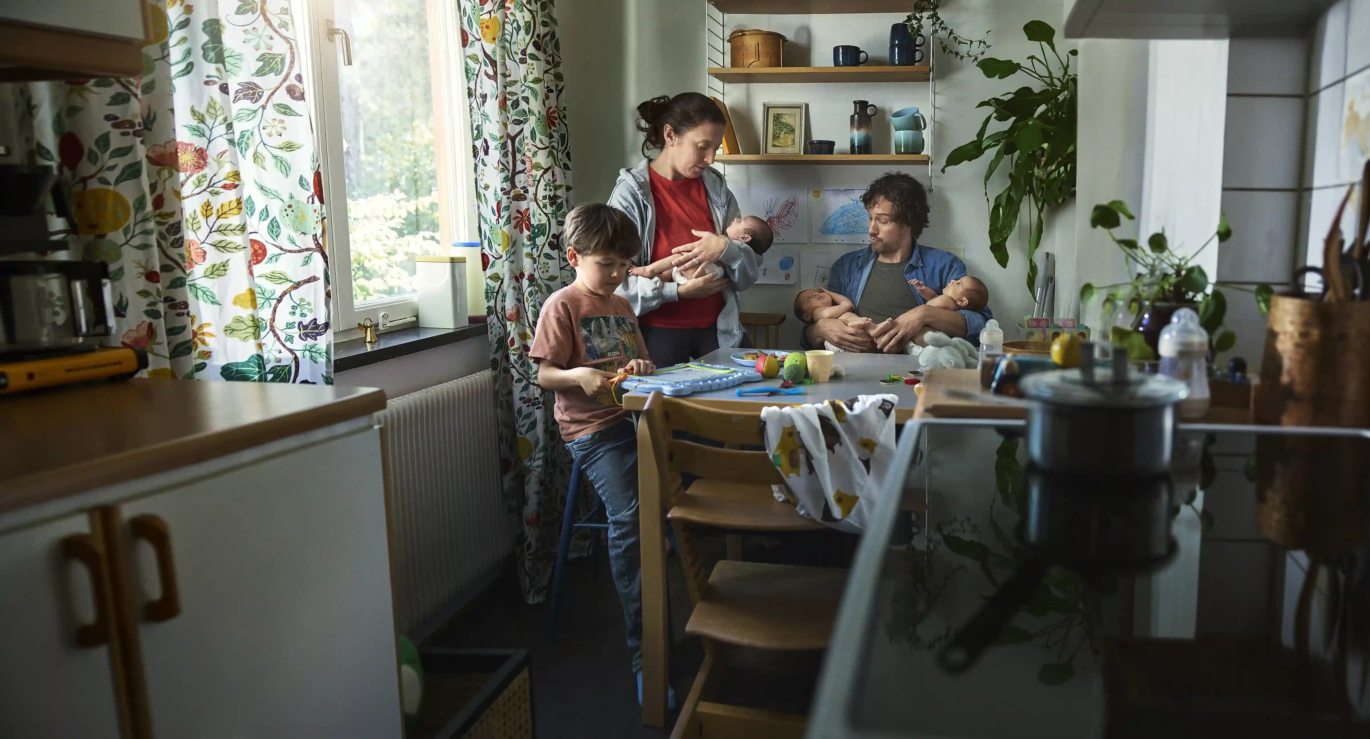 Företagarfamilj i köket, fotografi.