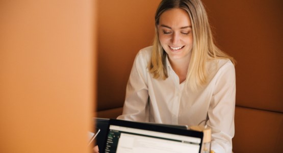 Glad kvinna i digitalt möte