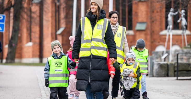 Barn och Vuxna med reflexvästar