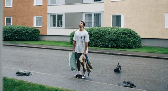 Man på gata, funderar på ett privatlån för att lösa  sina smålån.