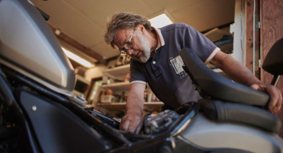 Man fixar med motorcykel.