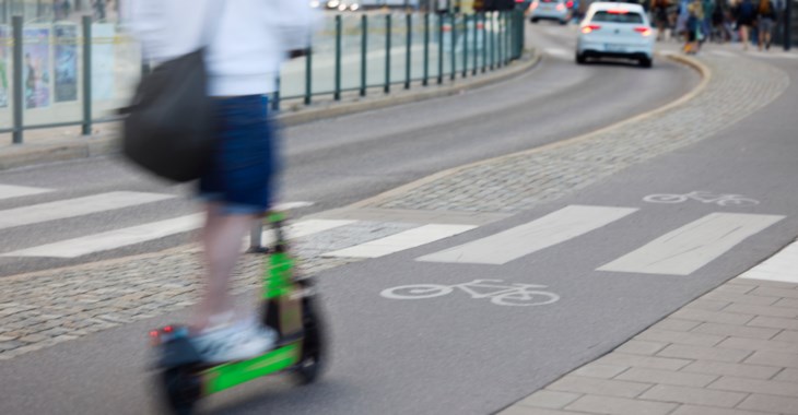 Elsparkcyklist på cykelbana.