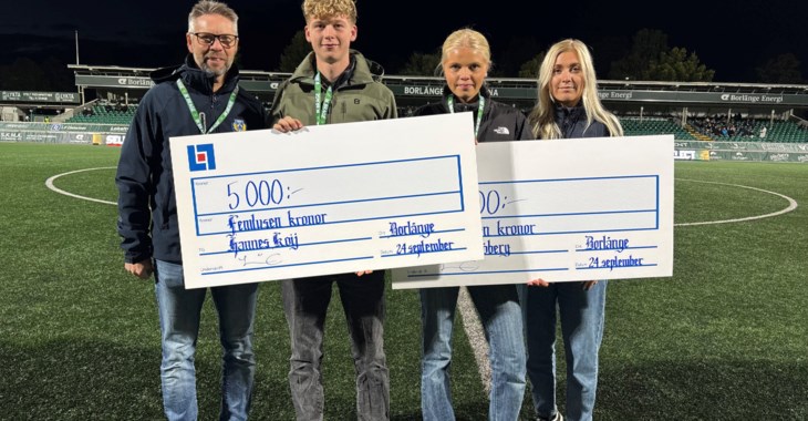 På bild från vänster: Stefan Jonsson, Kanslichef Dalarnas Fotbollförbund, Hannes Koij, UngDomare stipendiat, Delfi Sjöberg UngDomare stipendiat, Linn Gustafzzon, Sponsoransvarig LF Dalarnas.