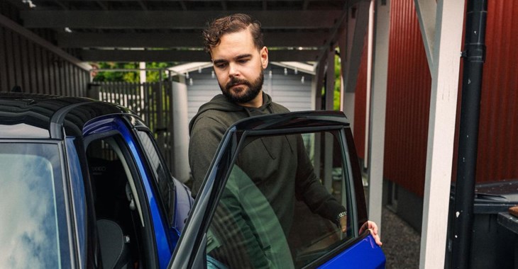 Man kliver in i en bil 