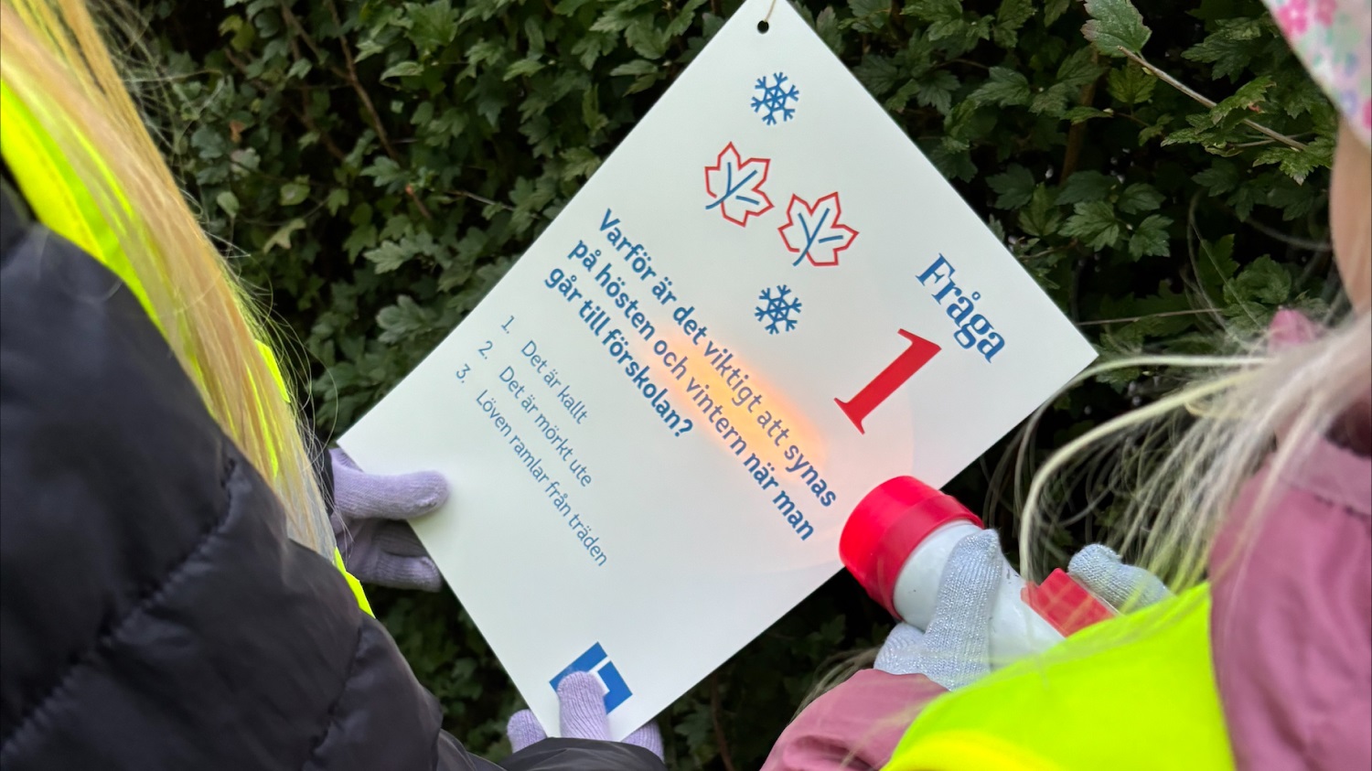 Barn lyser med ficklampa på ett frågeformulär