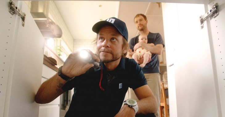 En trygghetstekniker undersöker under diskhon