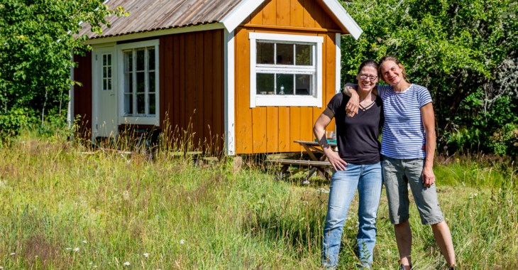 Helena och Sibylle framför sitt tiny house.