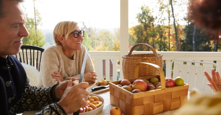 Personer skala äpplen på hösten