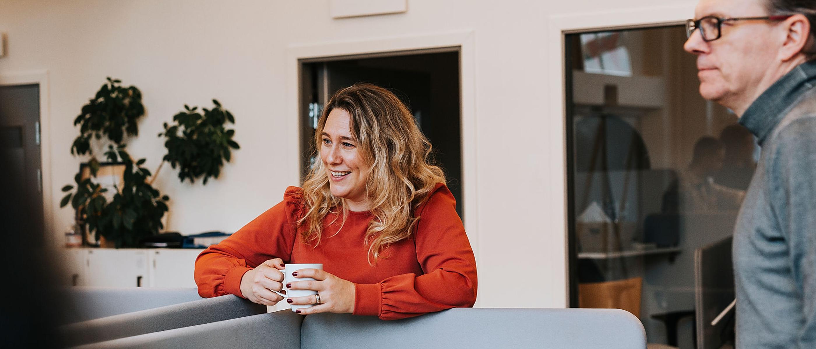 Kvinna i kontorslandskap, foto.