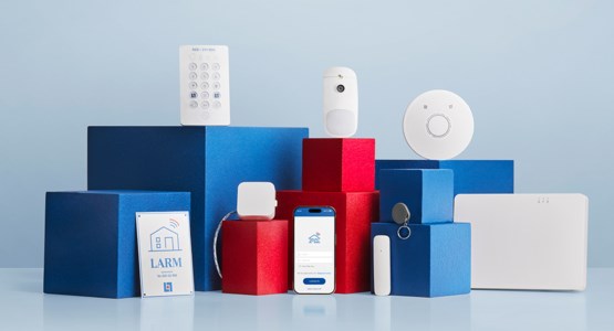 En man står utanför en bastu och ska bada