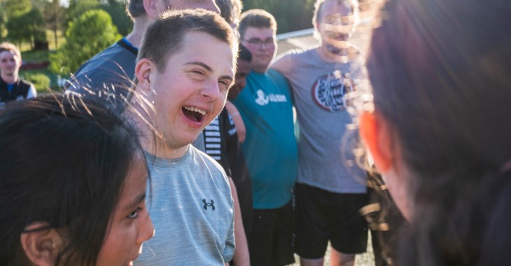 Ung kille som testar parasport.