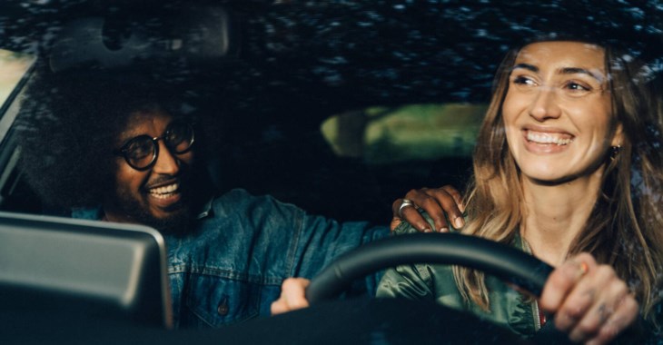Personer som kör bil. Teckna helförsäkring
