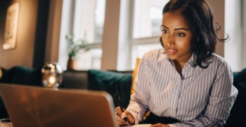 Person som sitter framför en dator.