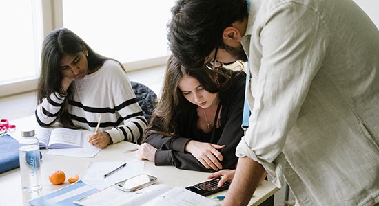 Läxhjälpare hjälper elever i klassrum