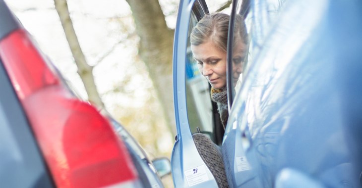 Kvinna på trång parkering