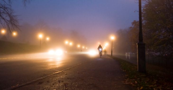 Foto på cyklist i trafiken med cykelbelysning.