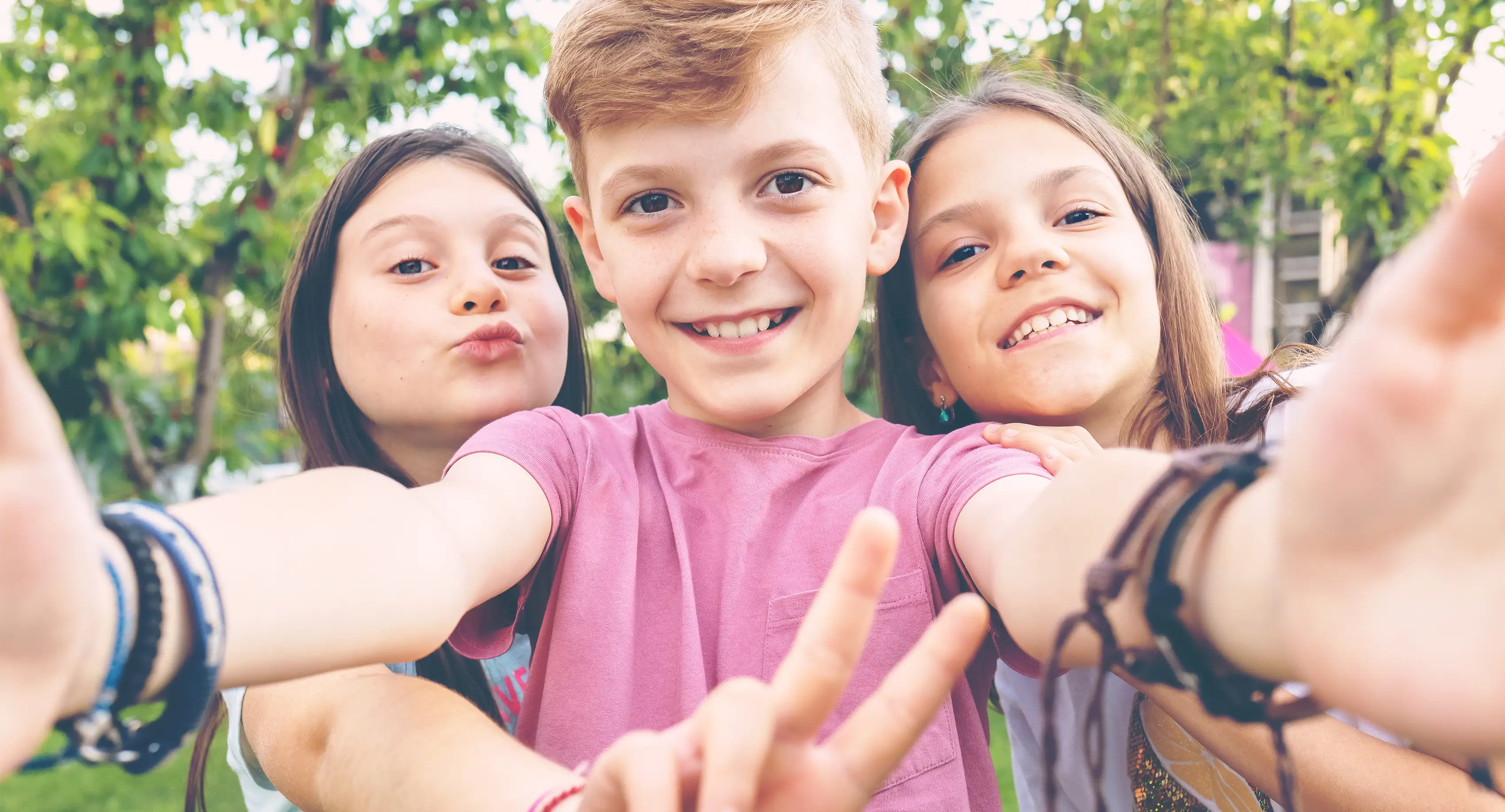 Glada kompisar tar selfie tillsammans.
