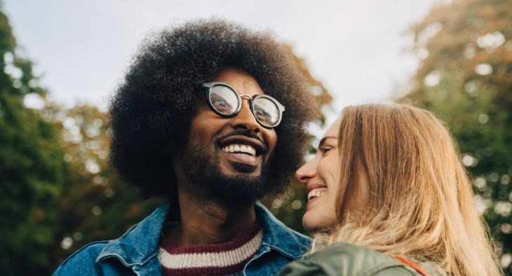 Närbild på ett förälskat par.