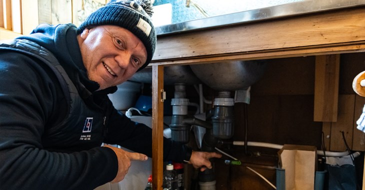 Skadeförebyggare Hans Löfgren stänger av huvudventilen för vattnet i ett fritidshus