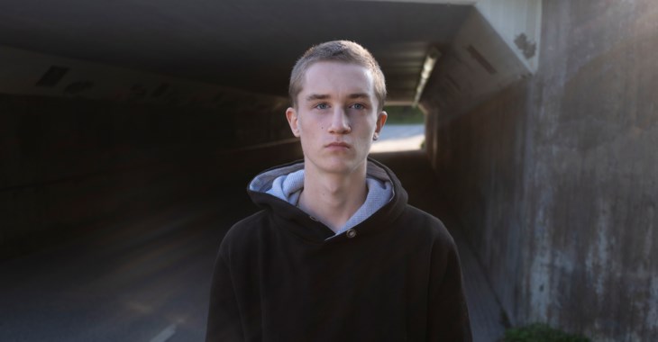 Ungdomlig pojke vid en gångtunnel