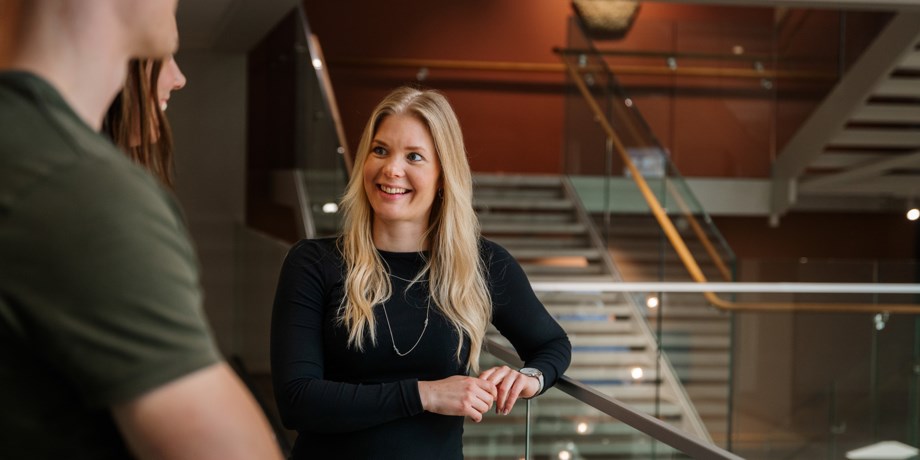 Foto av medarbetare i samtal på vårt kontor i Karlstad.