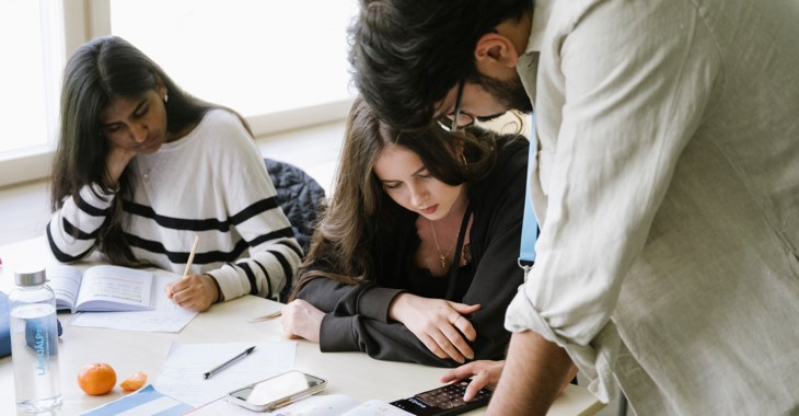 Läxhjälpare och elev.